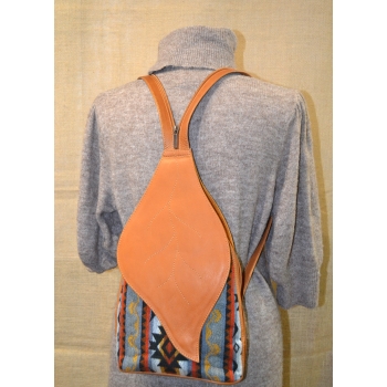 Etniczny haftowany ekwadorski plecak z jasnobrązowej  skóry.