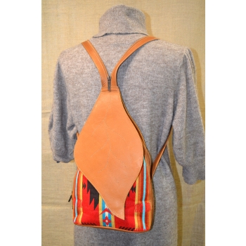 Etniczny haftowany ekwadorski plecak z jasnobrązowej  skóry.