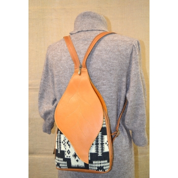 Etniczny haftowany ekwadorski plecak z jasnobrązowej  skóry.