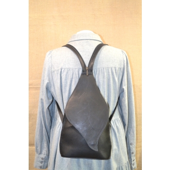 Etniczny  ekwadorski plecak z  czarnej skóry.