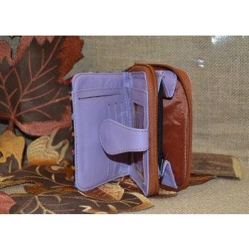Portmonetka z fioletowejej skóry z kolorowym kwiatowym haftem.