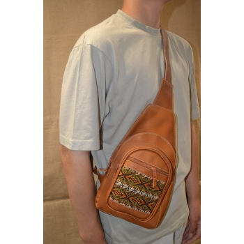 Torba skórzana męska jasnobrązowa  z etnicznym wełnianym haftem .