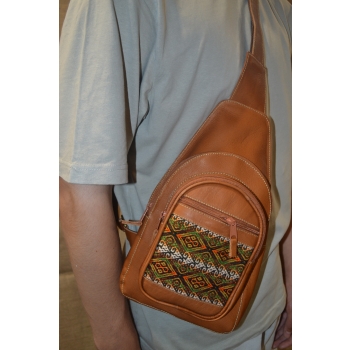 Torba skórzana męska jasnobrązowa  z etnicznym wełnianym haftem .