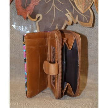 Portmonetka z jasnobrązowej skóry z kolorowym kwiatowym haftem.