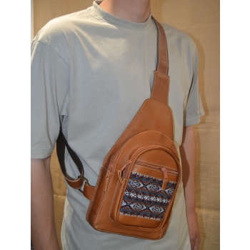 Torba skórzana męska jasnobrązowa  z etnicznym wełnianym haftem .