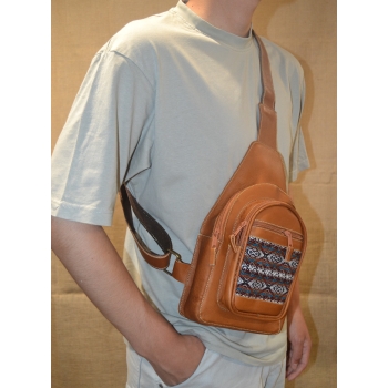 Torba skórzana męska jasnobrązowa  z etnicznym wełnianym haftem .