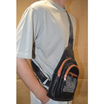 Torba skórzana męska ciemnobrązowa  z etnicznym wełnianym haftem .