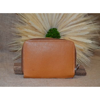 Portmonetka z jasnobrązowej skóry z kolorowym kwiatowym haftem.