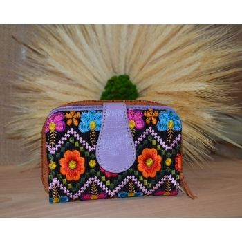 Portmonetka z fioletowejej skóry z kolorowym kwiatowym haftem.