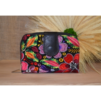 Portmonetka z czarnej skóry z kolorowym kwiatowym haftem.
