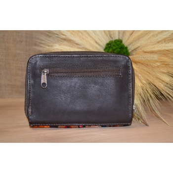 Portmonetka z ciemnobrązowej skóry z kolorowym kwiatowym haftem.