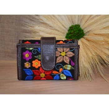 Portfel mały skórzany ciemnobrązowy z kwiatowym kolorowym haftem .