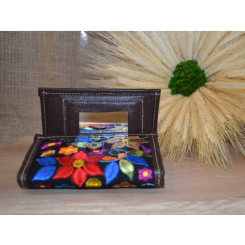 Portfel mały skórzany ciemnobrązowy z kwiatowym kolorowym haftem .