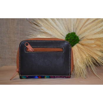 Portmonetka z brązowej skóry z kolorowym kwiatowym haftem.