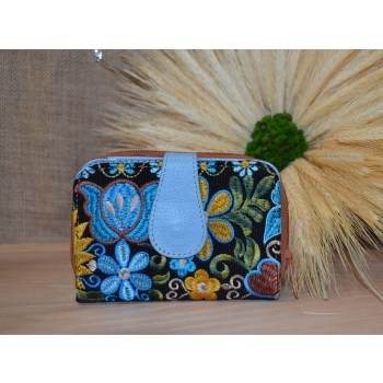 Portmonetka z niebieskiej skóry z kolorowym kwiatowym haftem.