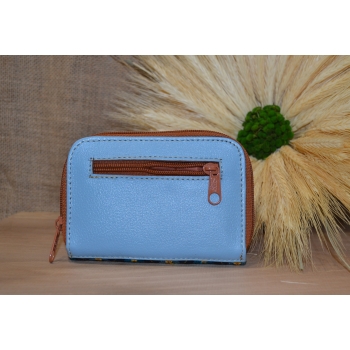 Portmonetka z niebieskiej skóry z kolorowym kwiatowym haftem.