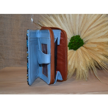 Portmonetka z niebieskiej skóry z kolorowym kwiatowym haftem.