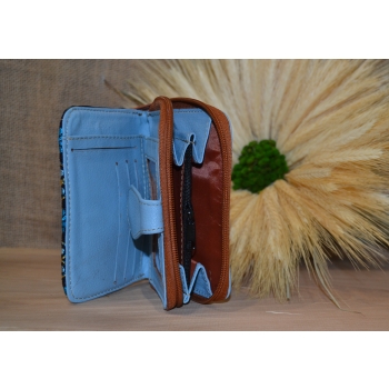 Portmonetka z niebieskiej skóry z kolorowym kwiatowym haftem.