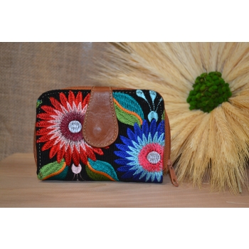 Portmonetka z brązowej skóry z kolorowym kwiatowym haftem.