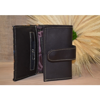 Portfel mały skórzany ciemnobrązowy z kwiatowym kolorowym haftem .