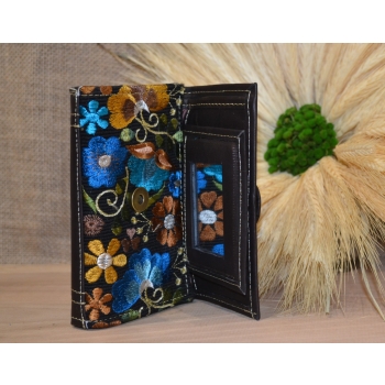 Portfel mały skórzany ciemnobrązowy z kwiatowym kolorowym haftem .