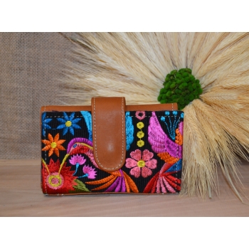 Portfel mały skórzany brąowy z kwiatowym kolorowym haftem .