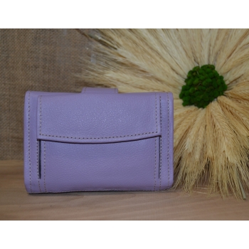 Portfel mały skórzany fioletowy z kwiatowym kolorowym haftem .