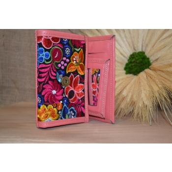 Portfel mały skórzany różowy z kwiatowym kolorowym haftem .