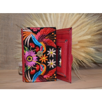 Portfel mały skórzany czerwony z kwiatowym kolorowym haftem .
