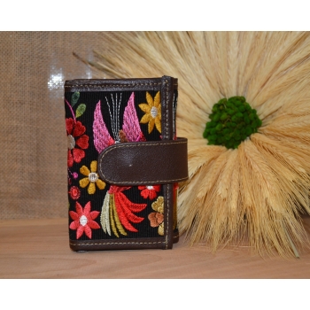 Portfel mały skórzany ciemnobrązowy z kwiatowym kolorowym haftem .