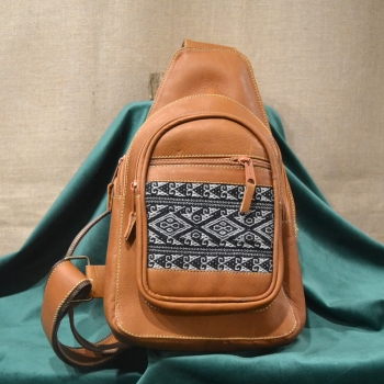 Torba skórzana męska jasnobrązowa  z etnicznym wełnianym haftem .