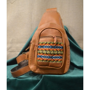 Torba skórzana męska jasnobrązowa  z etnicznym wełnianym haftem .