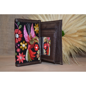 Portfel mały skórzany ciemnobrązowy z kwiatowym kolorowym haftem .