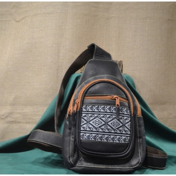 Torba skórzana męska ciemnobrązowa  z etnicznym wełnianym haftem .