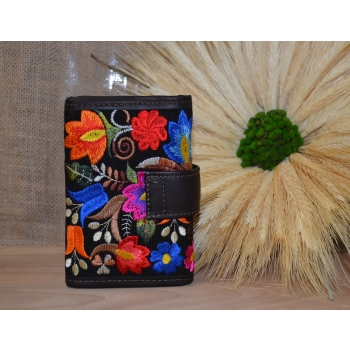 Portfel mały skórzany ciemnobrązowy z kwiatowym kolorowym haftem .