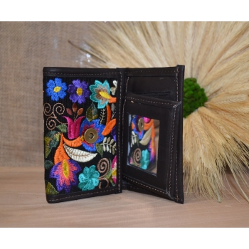 Portfel mały skórzany ciemnobrązowy z kwiatowym kolorowym haftem .