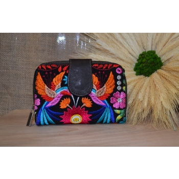 Portmonetka z ciemnobrązowej skóry z kolorowym kwiatowym haftem.