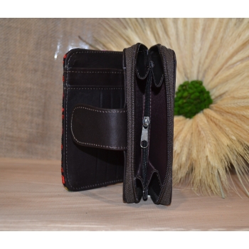 Portmonetka z ciemnobrązowej skóry z kolorowym kwiatowym haftem.