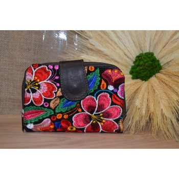 Portmonetka z ciemnobrązowej skóry z kolorowym kwiatowym haftem.