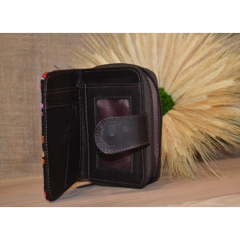 Portmonetka z ciemnobrązowej skóry z kolorowym kwiatowym haftem.