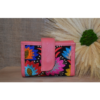 Portfel mały skórzany różowy z kwiatowym kolorowym haftem .