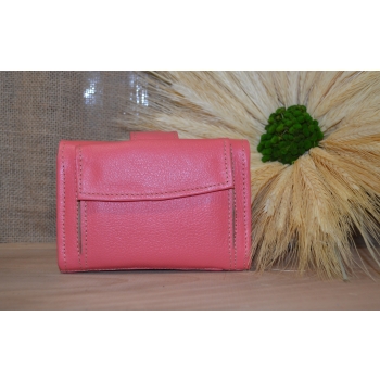 Portfel mały skórzany różowy z kwiatowym kolorowym haftem .