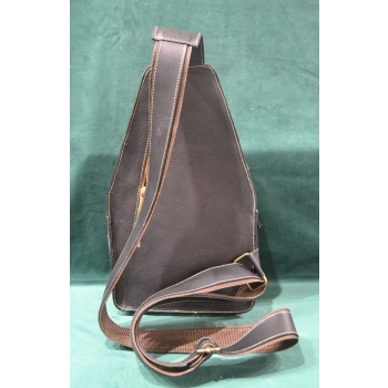 Torba skórzana męska ciemno brązowa  z etnicznym wełnianym haftem .