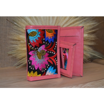 Portfel mały skórzany różowy z kwiatowym kolorowym haftem .