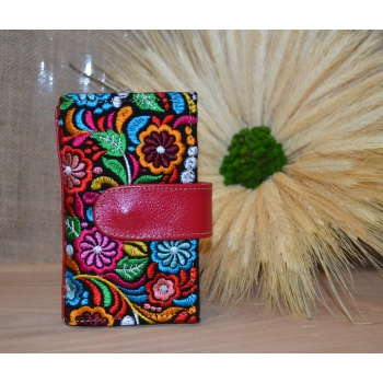 Portfel mały skórzany czerwony z kwiatowym kolorowym haftem .