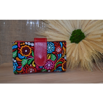 Portfel mały skórzany czerwony z kwiatowym kolorowym haftem .