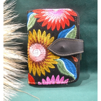 Portmonetka z ciemnobrązowej skóry z kolorowym kwiatowym haftem.