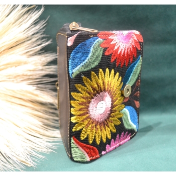 Portmonetka z ciemnobrązowej skóry z kolorowym kwiatowym haftem.