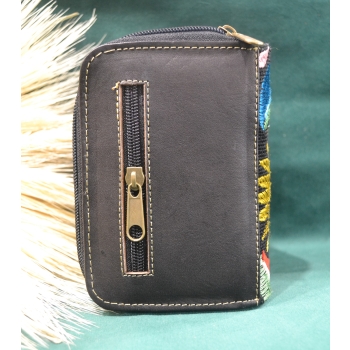 Portmonetka z ciemnobrązowej skóry z kolorowym kwiatowym haftem.