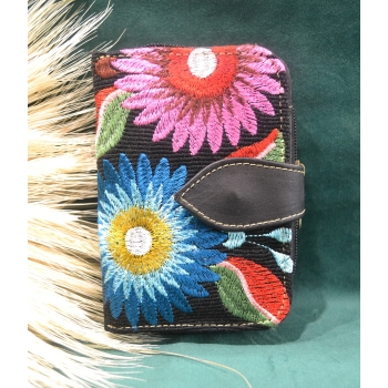 Portmonetka z ciemnobrązowej skóry z kolorowym kwiatowym haftem.